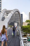 Люди идя вокруг центра Azrieli, Тель-Авив стоковые фотографии rf Люди идя вокруг центра Azrieli, Тель-Авив стоковые фотографии rf