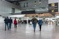 Люди идя к выходам на посадку стоковые изображения Люди идя к выходам на посадку стоковые изображения