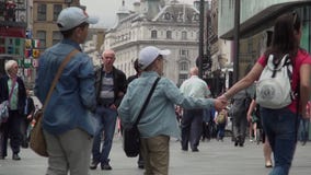 Люди идя на толпить улицу от центра города Лондона Люди идя на толпить улицу от центра города Лондона