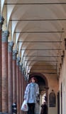 Люди идя через портик, приюченная дорожка в болонья стоковые фото Люди идя через портик, приюченная дорожка в болонья стоковые фото