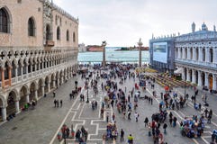 Люди на ` s St Mark придают квадратную форму аркаде Сан Marco, Венеции, Италии стоковое фото rf Люди на ` s St Mark придают квадратную форму аркаде Сан Marco, Венеции, Италии стоковое фото rf