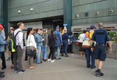 Люди на линии покупая карточке метро для торгового автомата Metrocard MTA метро NYC стоковое изображение rf Люди на линии покупая карточке метро для торгового автомата Metrocard MTA метро NYC стоковое изображение rf
