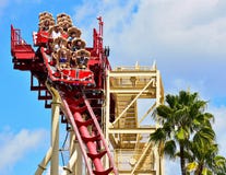 Люди наслаждаясь ездой Rockit сулоя Голливуд на тематическом парке студий Universal стоковые фотографии rf Люди наслаждаясь ездой Rockit сулоя Голливуд на тематическом парке студий Universal стоковые фотографии rf