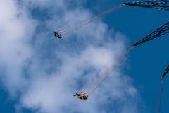 Люди наслаждаясь летчиком звезды Орландо Езда качания «мира самая высокорослая стоя на 450 футах в международной зоне привода стоковые изображения rf Люди наслаждаясь летчиком звезды Орландо Езда качания «мира самая высокорослая стоя на 450 футах в международной зоне привода стоковые изображения rf