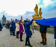 Люди организовали живущую цепь на Карловом мосте в Праге стоковые фотографии rf Люди организовали живущую цепь на Карловом мосте в Праге стоковые фотографии rf