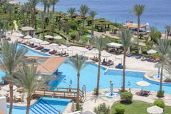 Люди отдыхают в бассейне около Красного Моря в гостинице, Sharm El Sheikh, Египте стоковое изображение Люди отдыхают в бассейне около Красного Моря в гостинице, Sharm El Sheikh, Египте стоковое изображение