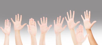 Люди поднимая руки для участия, руки много людей вверх Концепция сыгранности и конкуренции стоковая фотография rf Люди поднимая руки для участия, руки много людей вверх Концепция сыгранности и конкуренции стоковая фотография rf