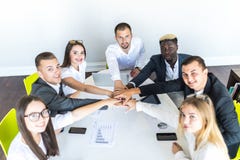 люди принципиальной схемы предпосылки голубые silhouettes всеединство неба Конец-вверх multi этнических людей держа руки совместн стоковые изображения люди принципиальной схемы предпосылки голубые silhouettes всеединство неба Конец-вверх multi этнических людей держа руки совместн стоковые изображения
