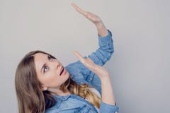 Люди уклона смотрят вверх стороны рта символа возбужденную задвижкой удивленную изумленную концепцию текста места открытой пустую стоковые фотографии rf Люди уклона смотрят вверх стороны рта символа возбужденную задвижкой удивленную изумленную концепцию текста места открытой пустую стоковые фотографии rf