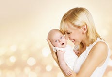 Младенец и мать, Newborn ребенк с мамой, счастливая женщина держа ребенка стоковое фото rf Младенец и мать, Newborn ребенк с мамой, счастливая женщина держа ребенка стоковое фото rf