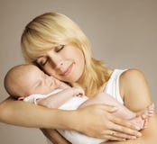 Младенец матери Newborn, мать с спать ребенк новорожденного, семья стоковое изображение Младенец матери Newborn, мать с спать ребенк новорожденного, семья стоковое изображение