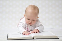 Младенец с книгой стоковые фотографии rf Младенец с книгой стоковые фотографии rf