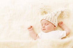 Младенец спать, Newborn портрет ребенк уснувший в шляпе, новорожденном стоковые фотографии rf Младенец спать, Newborn портрет ребенк уснувший в шляпе, новорожденном стоковые фотографии rf