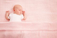 Младенец спать, Newborn сон ребенк в кровати, ребенке новорожденного уснувшем o стоковые фотографии rf Младенец спать, Newborn сон ребенк в кровати, ребенке новорожденного уснувшем o стоковые фотографии rf