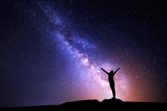 Млечный путь Ночное небо и силуэт стоящей девушки стоковое изображение rf Млечный путь Ночное небо и силуэт стоящей девушки стоковое изображение rf