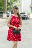Маленькая девочка в красивом платье на прогулке Стоковое Фото Маленькая девочка в красивом платье на прогулке Стоковое Фото