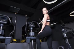Маленькая девочка идет внутри для спорт в спортзале стоковая фотография rf Маленькая девочка идет внутри для спорт в спортзале стоковая фотография rf