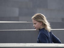 Маленькая девочка на мемориале к убитым евреям Европы, Берлина Стоковая Фотография RF Маленькая девочка на мемориале к убитым евреям Европы, Берлина Стоковая Фотография RF