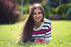 Маленькая девочка ослабляет с чашкой кофе в парке лета Стоковое Фото Маленькая девочка ослабляет с чашкой кофе в парке лета Стоковое Фото