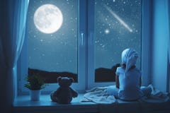 Маленькая девочка ребенка на окне мечтая и восхищая звёздное небо на стоковые фото Маленькая девочка ребенка на окне мечтая и восхищая звёздное небо на стоковые фото