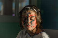 маленькая девочка смотря бабочку покрасила сторону сидя и мечтать с закрытыми глазами осветил лучами солнца в темной комнате Стоковая Фотография RF маленькая девочка смотря бабочку покрасила сторону сидя и мечтать с закрытыми глазами осветил лучами солнца в темной комнате Стоковая Фотография RF