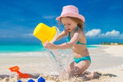 Маленькая милая девушка играя с пляжем забавляется во время стоковое изображение rf Маленькая милая девушка играя с пляжем забавляется во время стоковое изображение rf