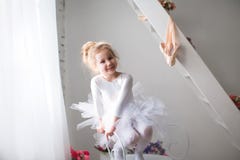 Маленькие красивые ботинки девушки и pointe приближают к окну стоковые изображения Маленькие красивые ботинки девушки и pointe приближают к окну стоковые изображения