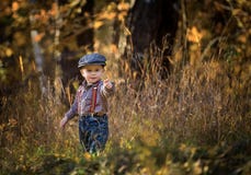 Маленький кавказский мальчик играя в ландшафте весеннего времени стоковое фото Маленький кавказский мальчик играя в ландшафте весеннего времени стоковое фото
