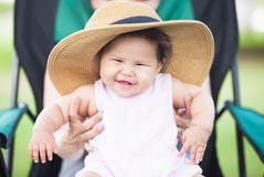 Маленький смеясь над младенец будучи придержанным родителем стоковые фото Маленький смеясь над младенец будучи придержанным родителем стоковые фото