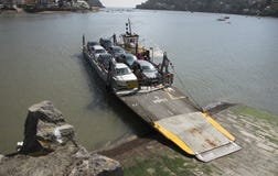 Малый паром автомобиля и буксир на реке сметывают Великобританию Стоковые Изображения RF Малый паром автомобиля и буксир на реке сметывают Великобританию Стоковые Изображения RF