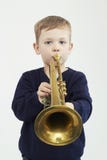 Мальчик играя трубу ребенок музыки саксофон части аппаратуры hornsection музыкальный стоковое фото rf Мальчик играя трубу ребенок музыки саксофон части аппаратуры hornsection музыкальный стоковое фото rf