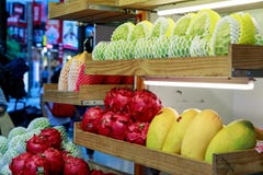 Магазин плодоовощ 24-ое мая 2017 на улице Ximending в Тайбэе, Тайване стоковое изображение rf Магазин плодоовощ 24-ое мая 2017 на улице Ximending в Тайбэе, Тайване стоковое изображение rf