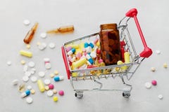Магазинная тележкаа вполне фармацевтических пилюлек лекарства и медицины стоковая фотография Магазинная тележкаа вполне фармацевтических пилюлек лекарства и медицины стоковая фотография
