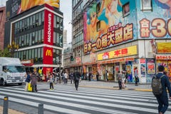 Магазины и толпить люди на городке Shinjuku в Токио стоковое изображение Магазины и толпить люди на городке Shinjuku в Токио стоковое изображение