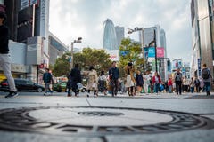 Магазины и толпить люди на городке Shinjuku в Токио стоковые фотографии rf Магазины и толпить люди на городке Shinjuku в Токио стоковые фотографии rf