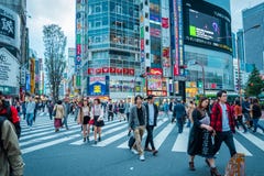 Магазины и толпить люди на городке Shinjuku в Токио стоковые изображения Магазины и толпить люди на городке Shinjuku в Токио стоковые изображения
