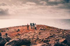 МАДЕЙРА, ПОРТУГАЛИЯ, 25-ое февраля 2018: hikers наслаждаются видом на океан на пункте Lourenzo Святого на Мадейре стоковое изображение МАДЕЙРА, ПОРТУГАЛИЯ, 25-ое февраля 2018: hikers наслаждаются видом на океан на пункте Lourenzo Святого на Мадейре стоковое изображение