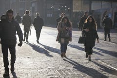 Майна кирпича улицы в полдень в backlight Спешность людей о их деле Восточный Лондон стоковое изображение Майна кирпича улицы в полдень в backlight Спешность людей о их деле Восточный Лондон стоковое изображение
