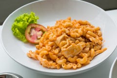 Макарон и томатный соус при мясо цыпленка украшенное с scall Стоковые Изображения Макарон и томатный соус при мясо цыпленка украшенное с scall Стоковые Изображения