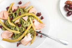 Макаронные изделия с salmon и зелеными фасолями стоковые фотографии rf Макаронные изделия с salmon и зелеными фасолями стоковые фотографии rf