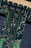 Макрос pcb монтажной платы радиотехнической схемы в зеленом цвете стоковые фото Макрос pcb монтажной платы радиотехнической схемы в зеленом цвете стоковые фото