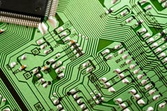 Макрос pcb монтажной платы радиотехнической схемы в зеленом цвете стоковые фото Макрос pcb монтажной платы радиотехнической схемы в зеленом цвете стоковые фото