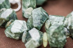Макрос снятый змейчатых кристаллов в ожерелье Естественные, красивые драгоценные камни стоковое изображение rf Макрос снятый змейчатых кристаллов в ожерелье Естественные, красивые драгоценные камни стоковое изображение rf
