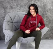 Маленькая девочка в tracksuit сидит в стильном интерьере стоковые изображения rf Маленькая девочка в tracksuit сидит в стильном интерьере стоковые изображения rf