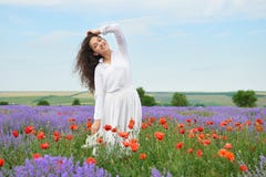 Маленькая девочка в поле лаванды, красивом ландшафте лета с цветками стоковая фотография Маленькая девочка в поле лаванды, красивом ландшафте лета с цветками стоковая фотография
