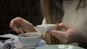 Маленькая девочка выпивая чашку чаю в ресторане сток-видео Маленькая девочка выпивая чашку чаю в ресторане сток-видео