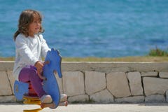 Маленькая девочка 3-4 лет играет счастливо в спортивной площадке стоковая фотография Маленькая девочка 3-4 лет играет счастливо в спортивной площадке стоковая фотография