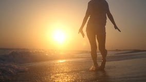 Маленькая девочка наслаждается заходом солнца и морем, скача на воду с счастьем HD, 1920x1080 движение медленное акции видеоматериалы Маленькая девочка наслаждается заходом солнца и морем, скача на воду с счастьем HD, 1920x1080 движение медленное акции видеоматериалы