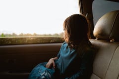 Маленькая девочка наслаждаясь отключением в заднем сидении стоковые фотографии rf Маленькая девочка наслаждаясь отключением в заднем сидении стоковые фотографии rf