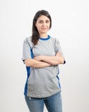 Маленькая девочка нося пустую серую футболку и голубые джинсы Серая предпосылка стены стоковые фото Маленькая девочка нося пустую серую футболку и голубые джинсы Серая предпосылка стены стоковые фото